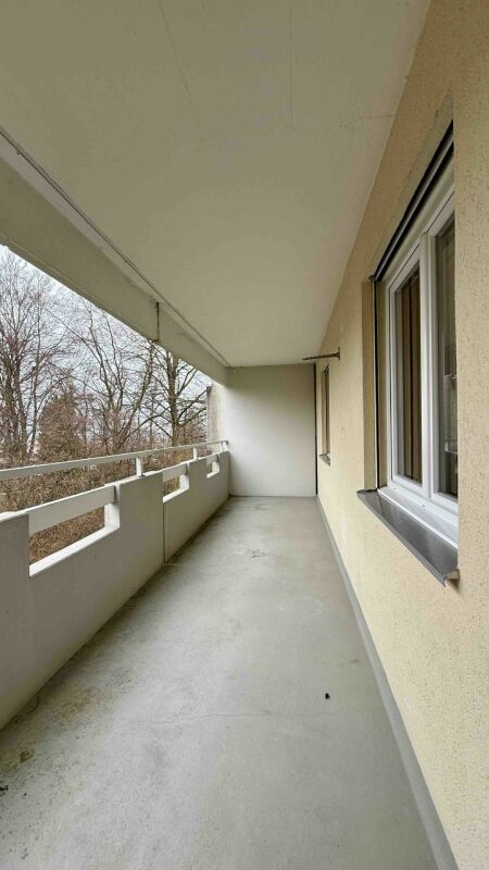 Überdachter Balkon mit Blick ins Grüne