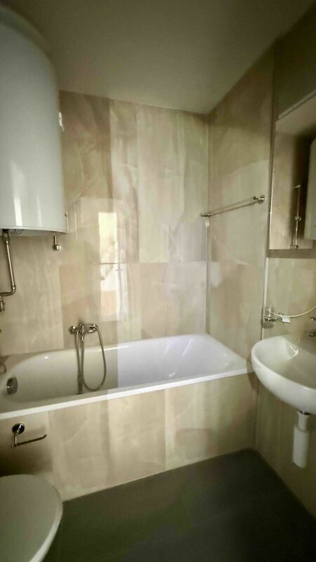 Kleines Badezimmer mit Badewanne