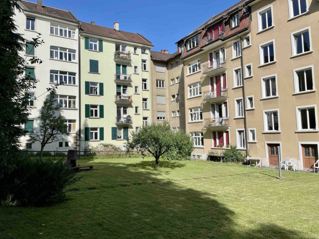 Wohnhof mit Mehrfamilienhäusern