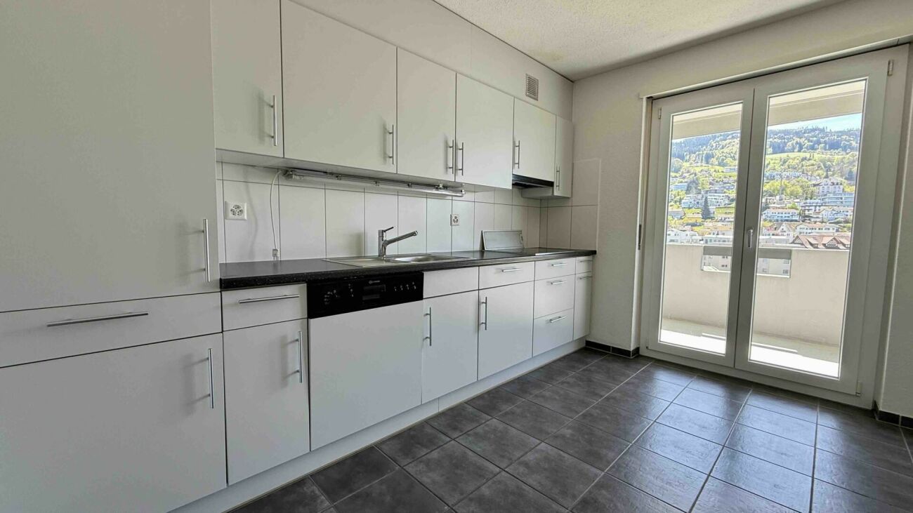 Helle Küche mit Balkon und Ausblick