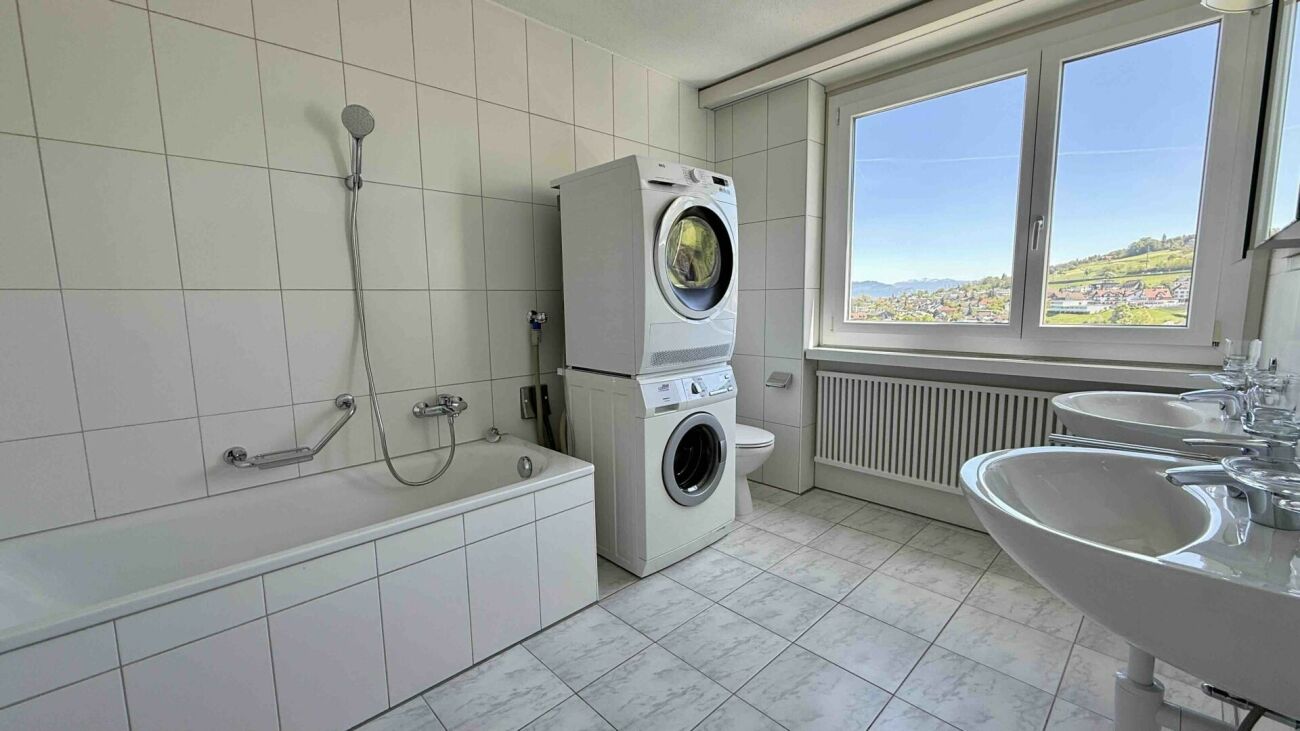 Helles Badezimmer mit Waschtisch und Waschturm
