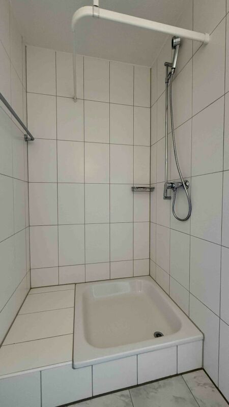 Kleine geflieste Dusche