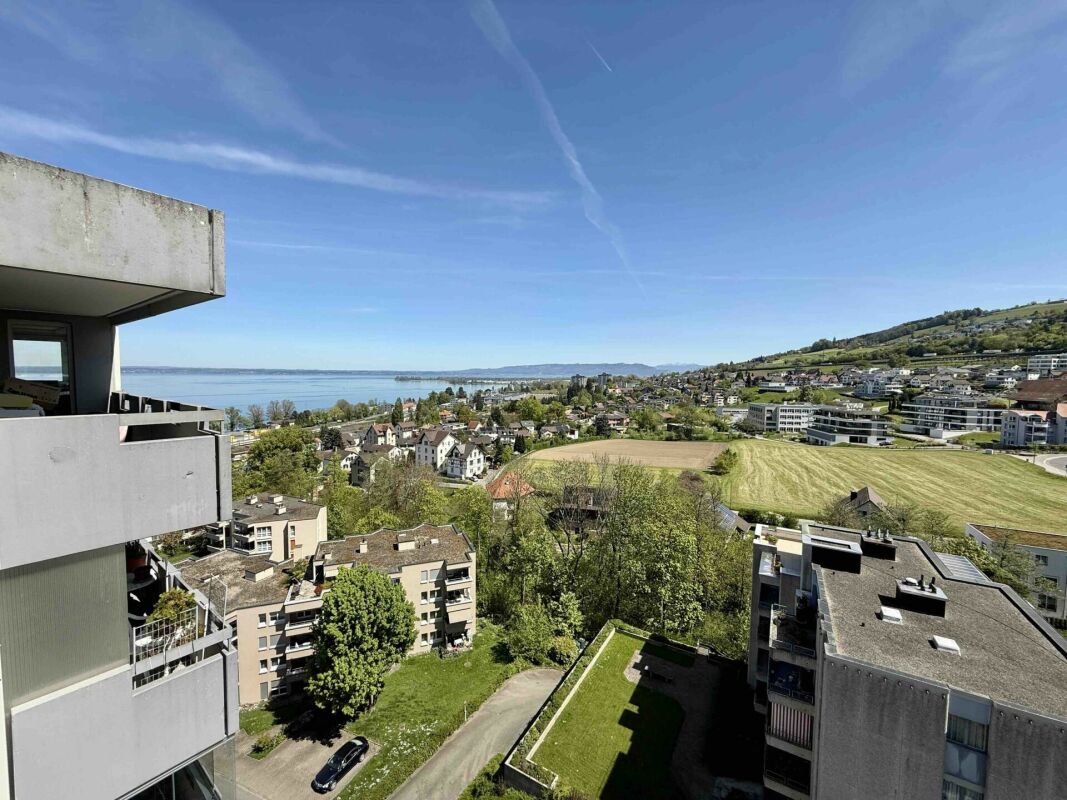 Blick vom Balkon auf See und Hügel