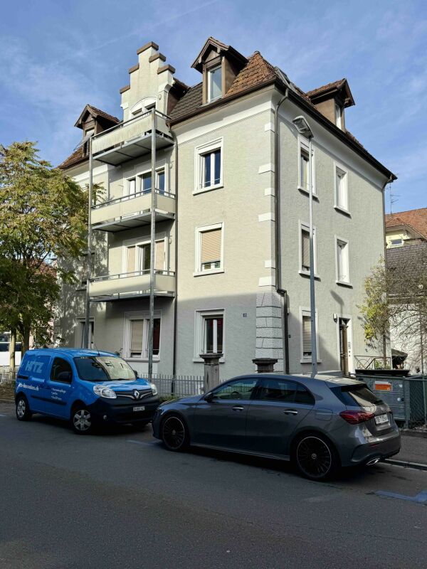 Mehrfamilienhaus mit Balkonen