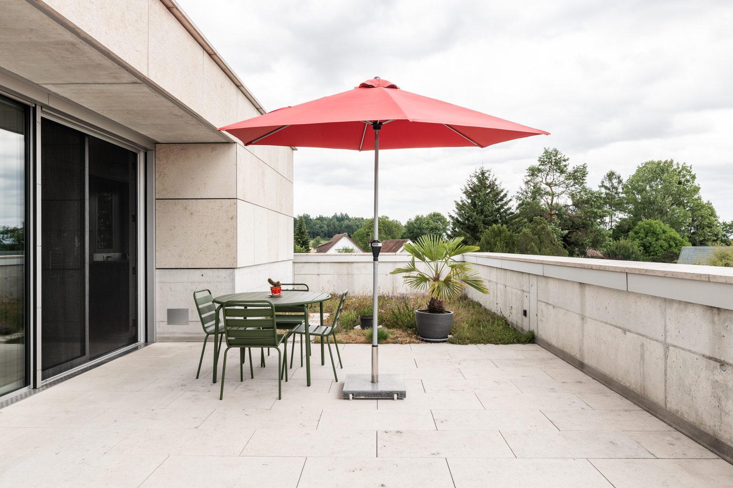 Dachterrasse mit Sitzgruppe und Sonnenschirm