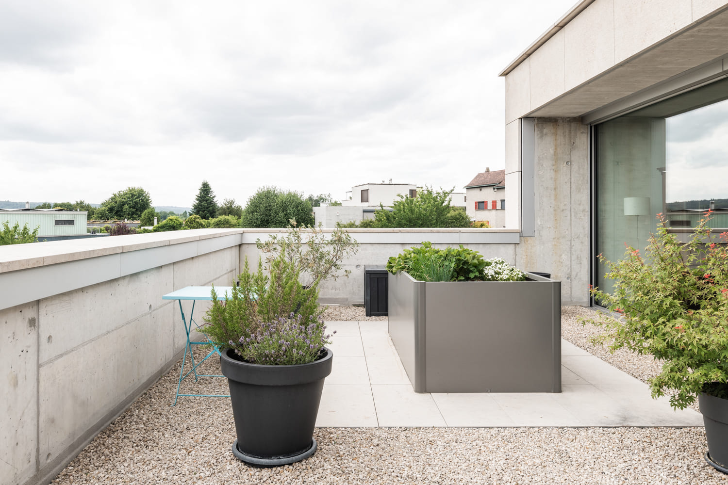Dachterrasse mit Pflanzkübeln