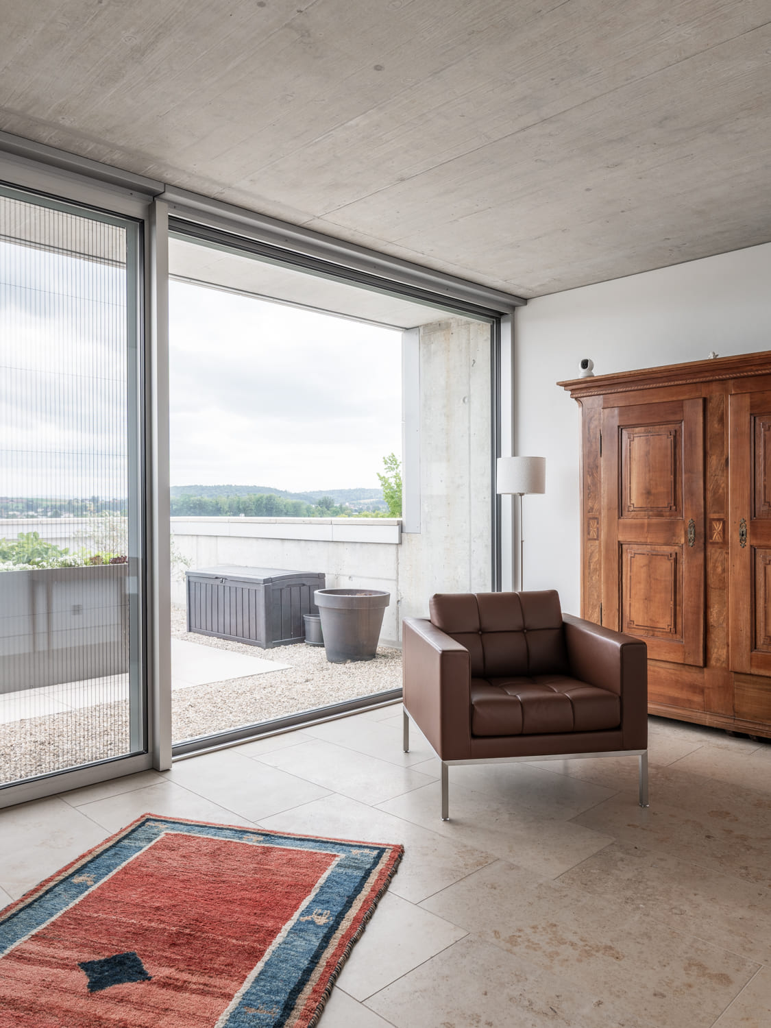 Moderner Wohnraum mit großer Fensterfront