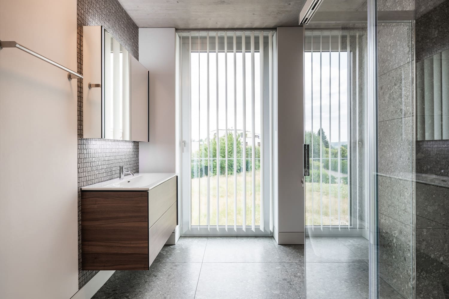 Modernes Badezimmer mit Glasdusche und Waschtisch