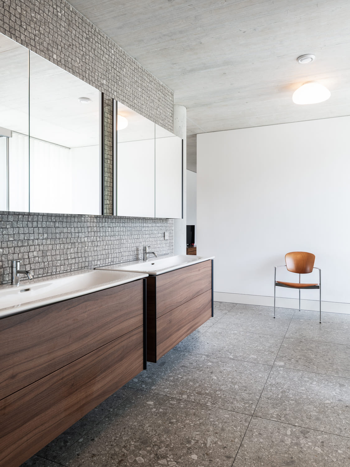 Modernes Badezimmer mit Doppelwaschbecken