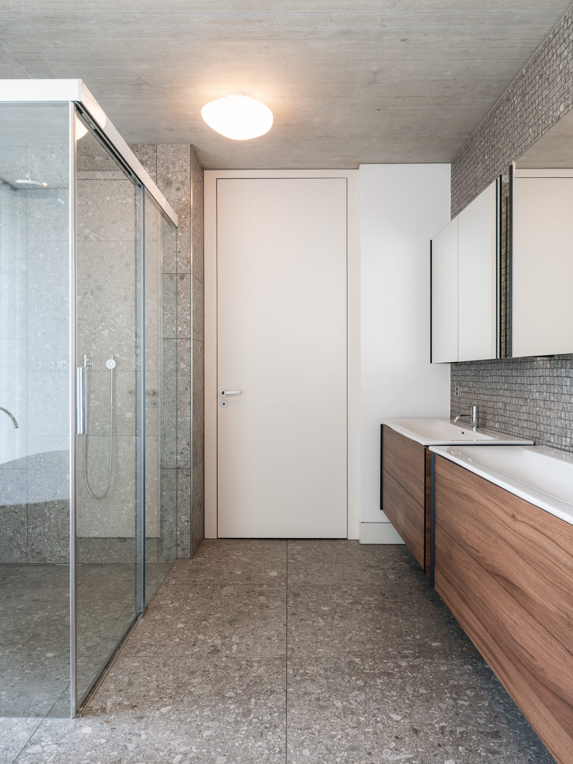 Modernes Badezimmer mit Dusche und Doppelwaschtisch