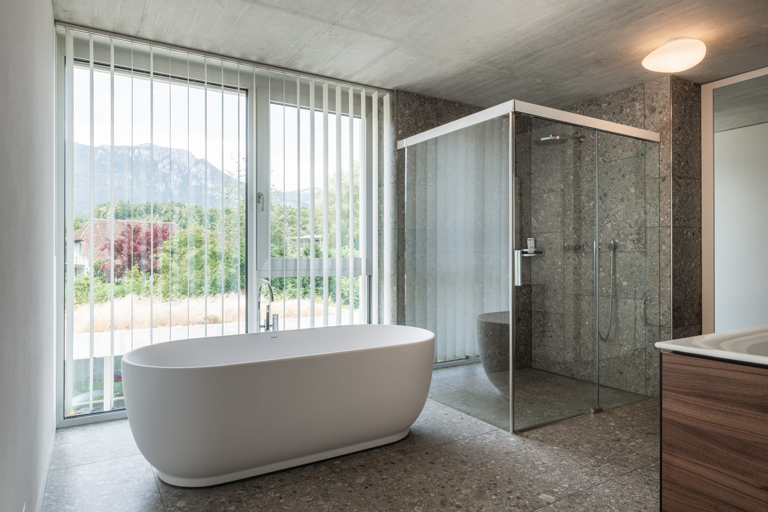 Modernes Badezimmer mit freistehender Wanne und Naturstein-Dusche