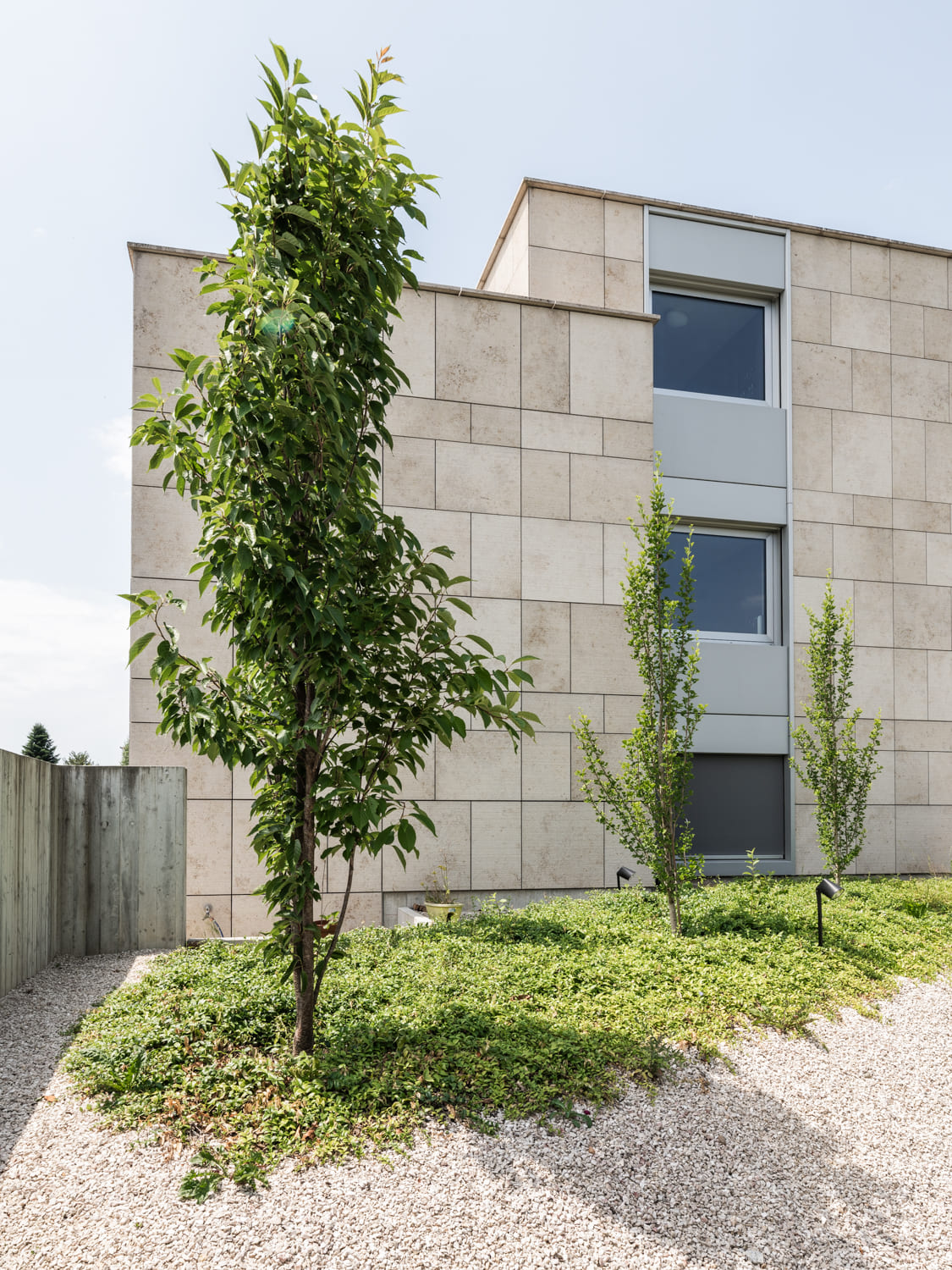 Moderner Innenhof mit begrünter Fassade