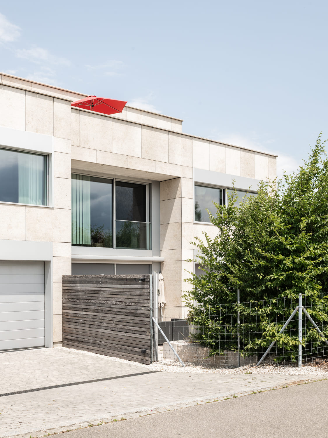 Modernes Einfamilienhaus mit Terrasse und Garten