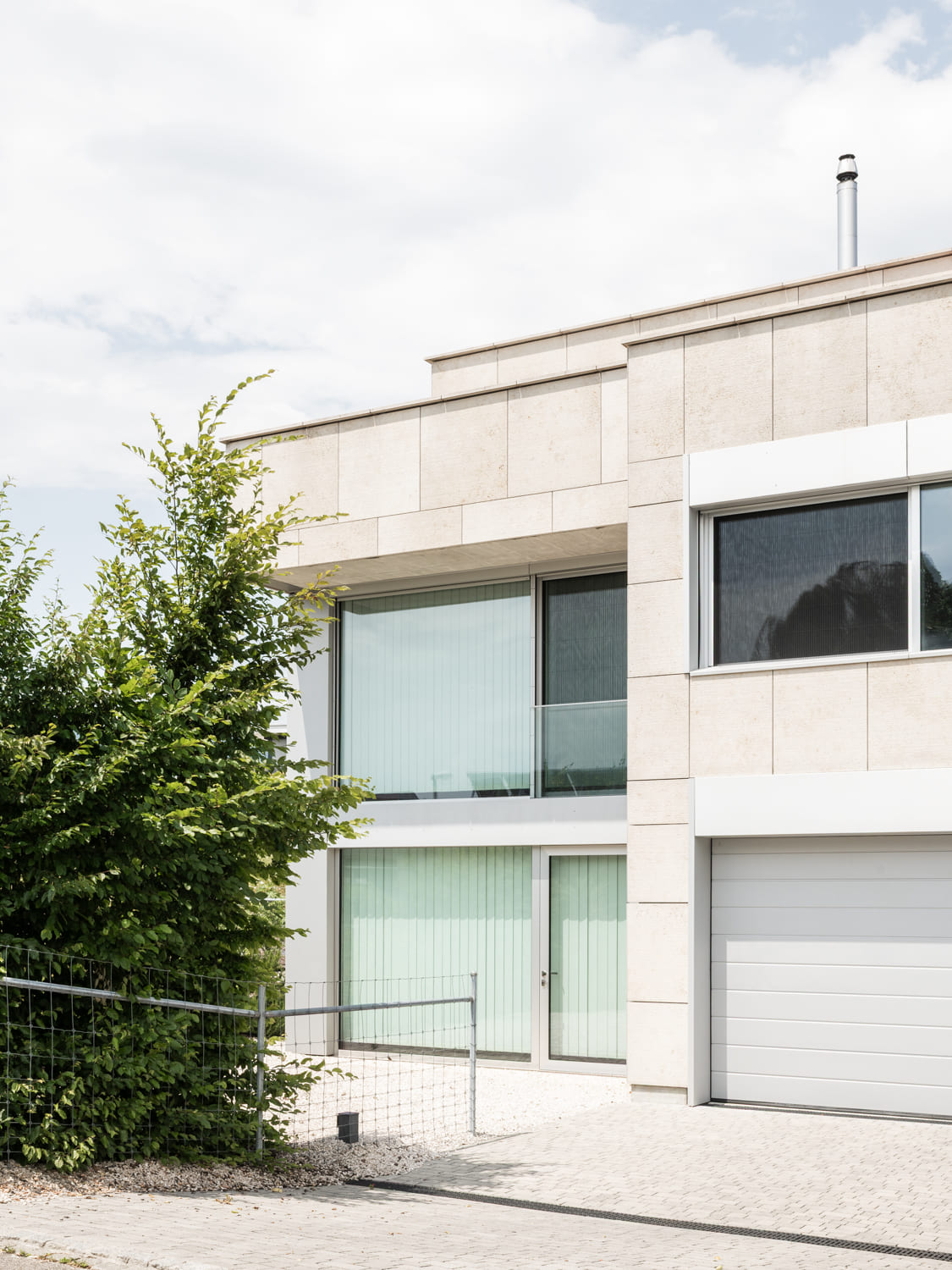 Moderne Hausfassade mit großer Verglasung