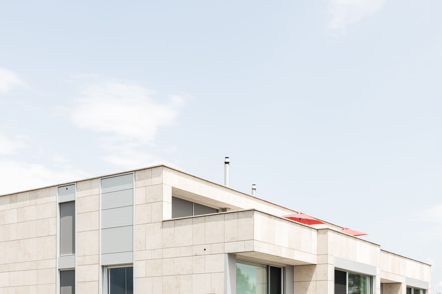 Moderne Dachterrassen-Ansicht eines Flachdachgebäudes
