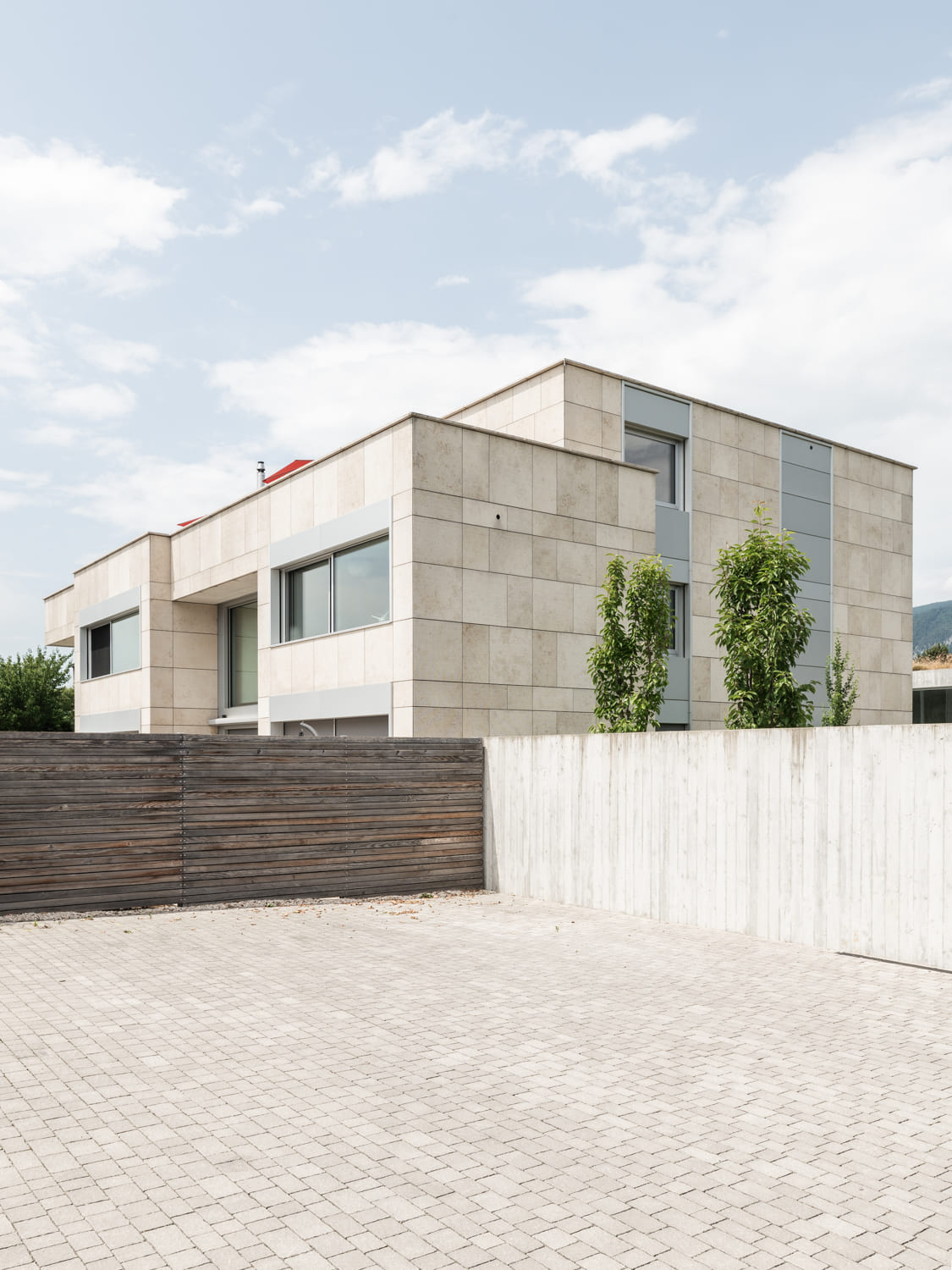 Moderne Außenansicht mit Innenhof