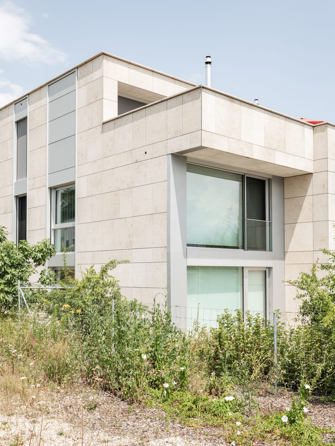 Modernes Flachdachhaus mit heller Steinfassade