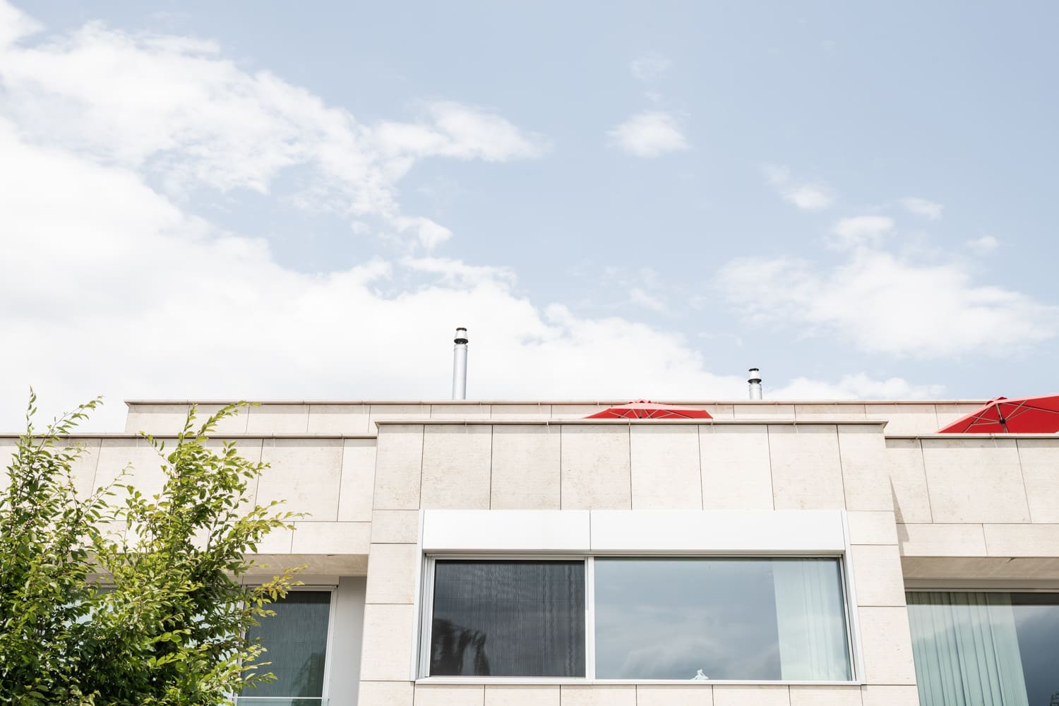Moderne Dachansicht mit großer Fensterfront