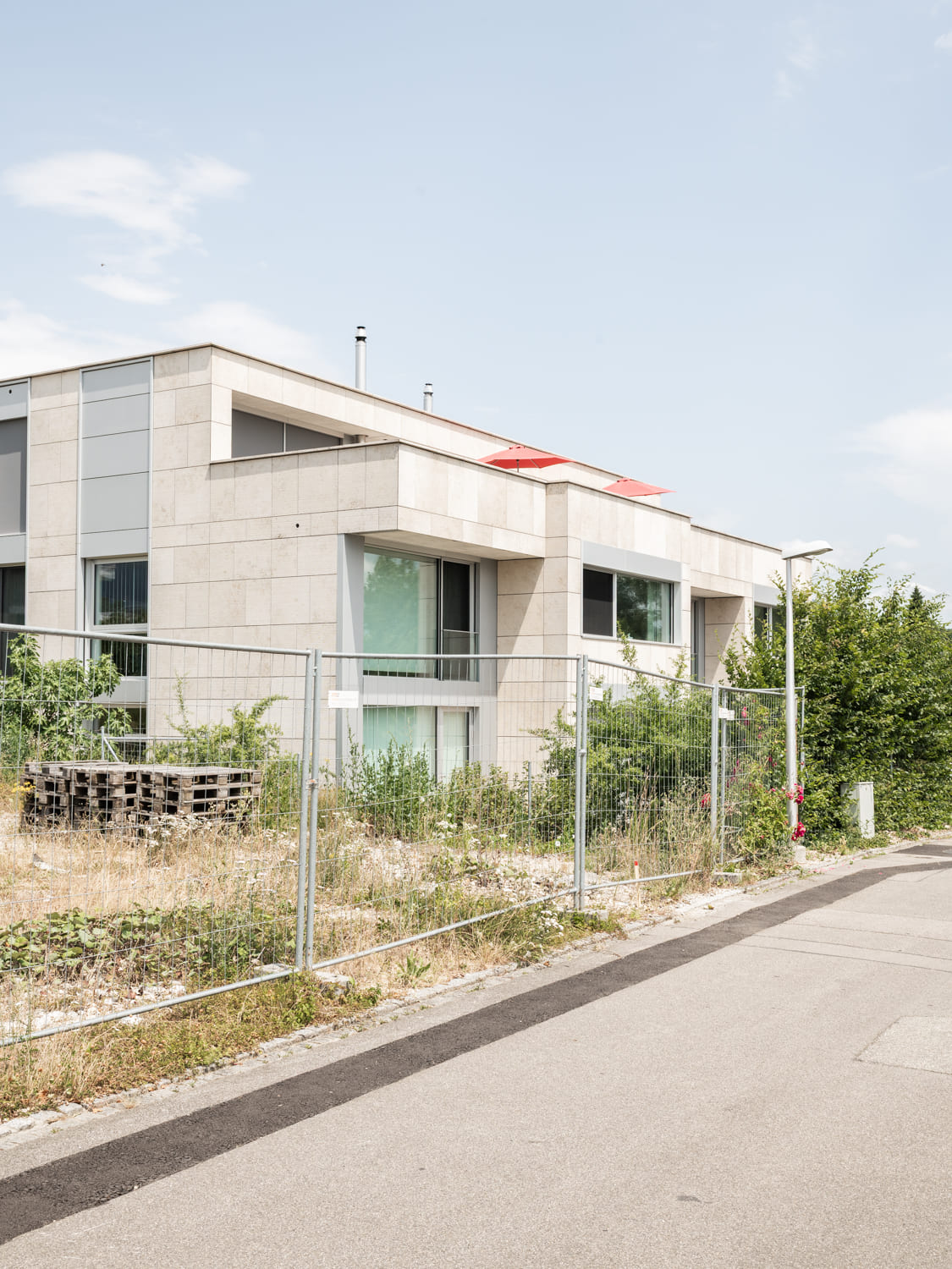 Modernes Flachdach-Gebäude mit heller Fassade