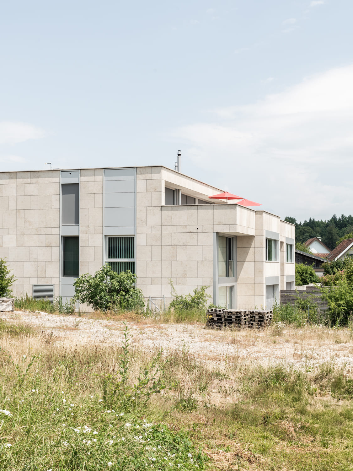 Modernes Flachdachhaus mit Natursteinfassade