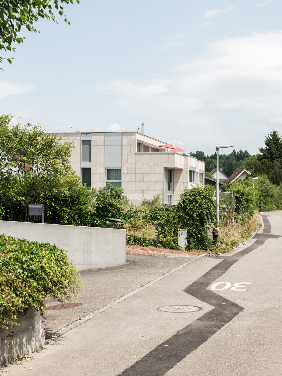 Moderne Wohnimmobilie an ruhiger Straße