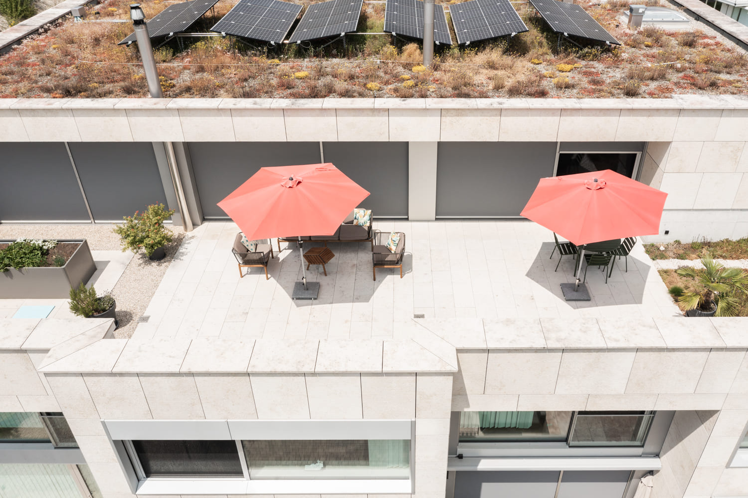 Dachterrasse mit Solardach und Sitzbereichen