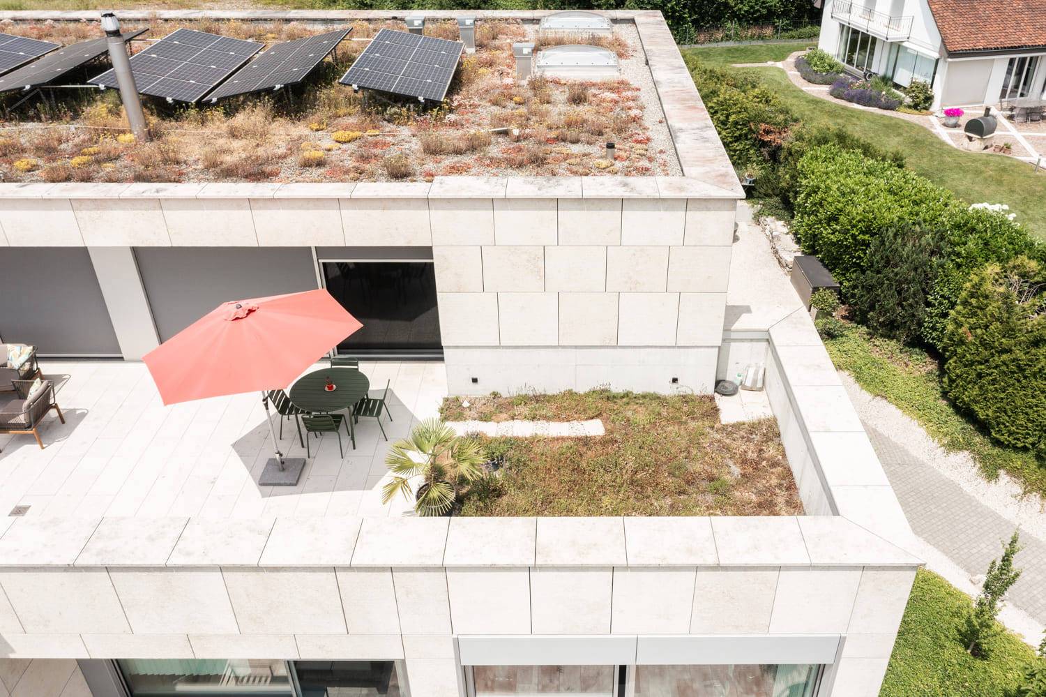 Dachterrasse mit Solarpaneelen