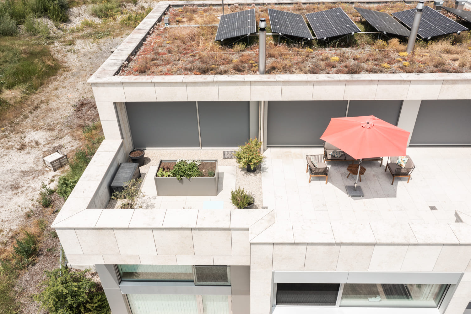 Dachterrasse mit Solarpaneelen