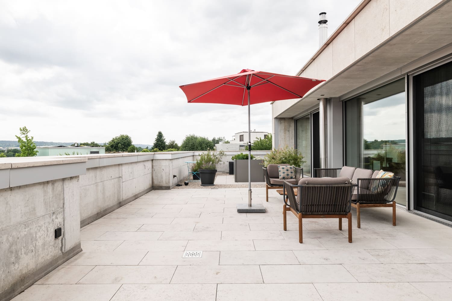 Moderne Dachterrasse mit Sitzgruppe