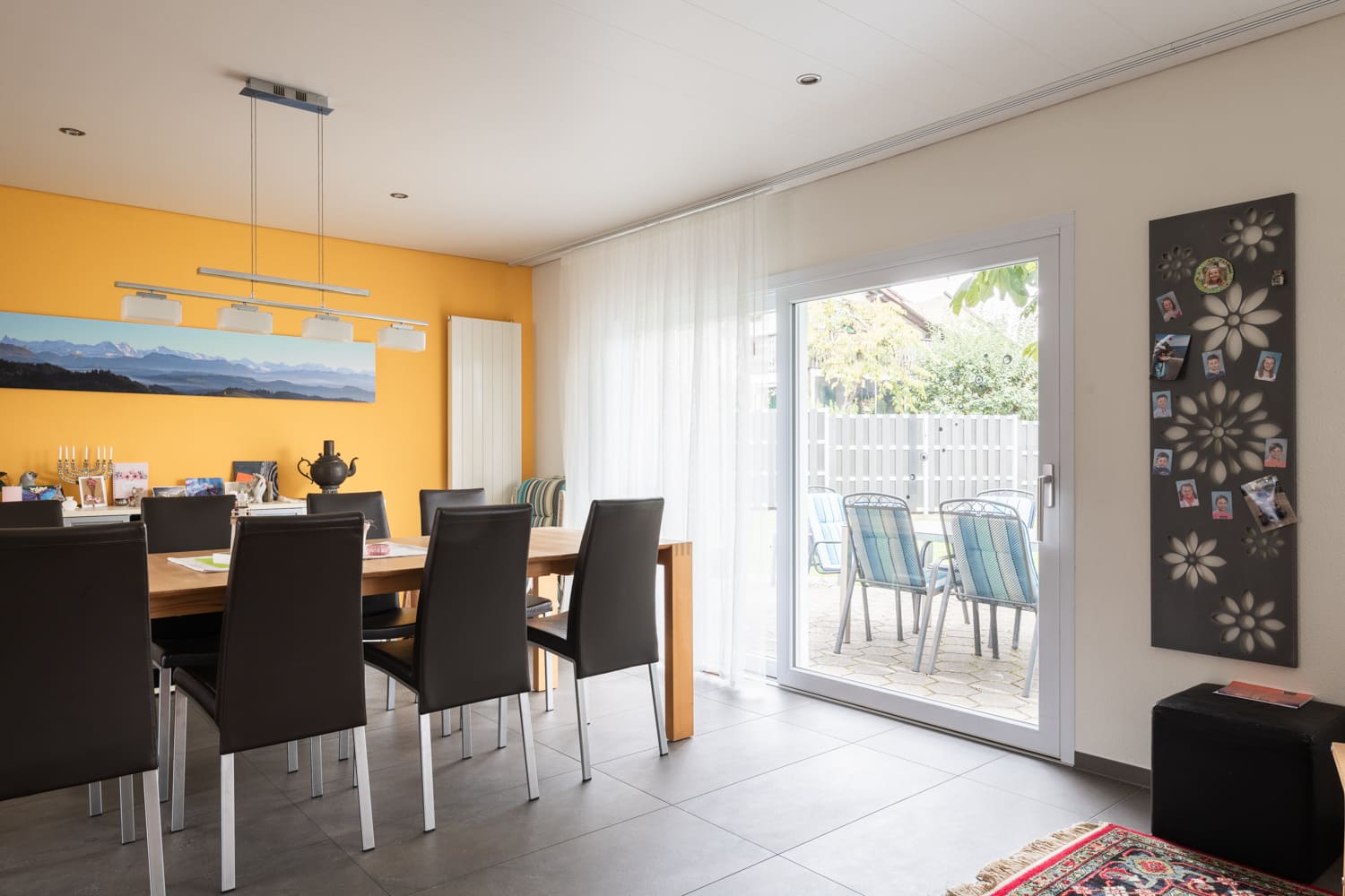 Helles Esszimmer mit Terrassenzugang