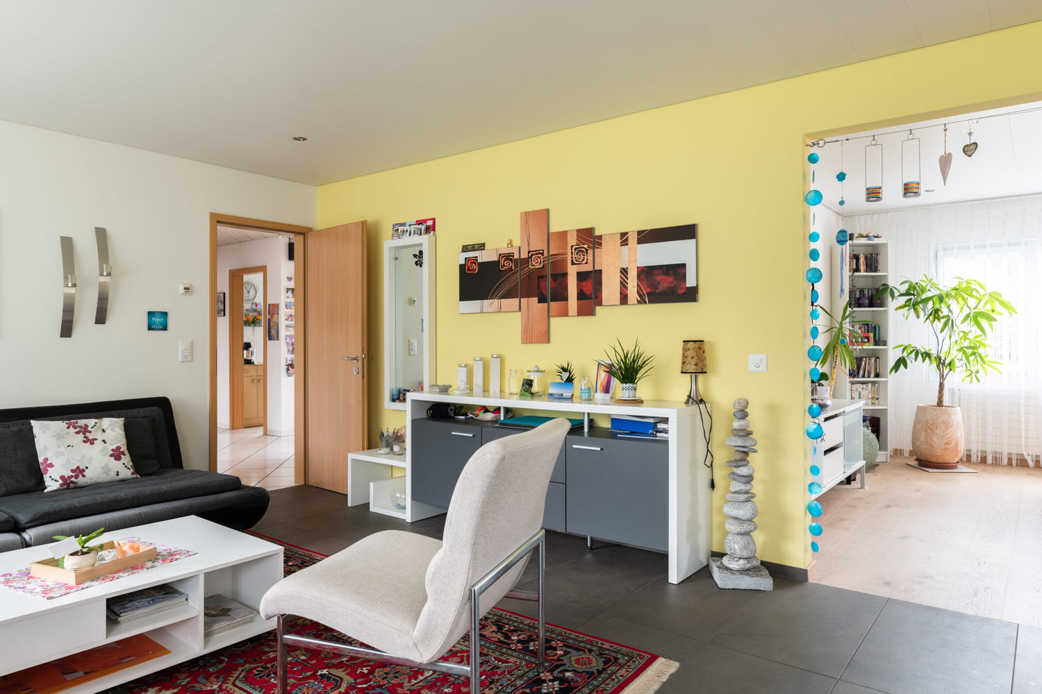 Helles Wohn- und Arbeitszimmer mit Zugang zum Nebenraum