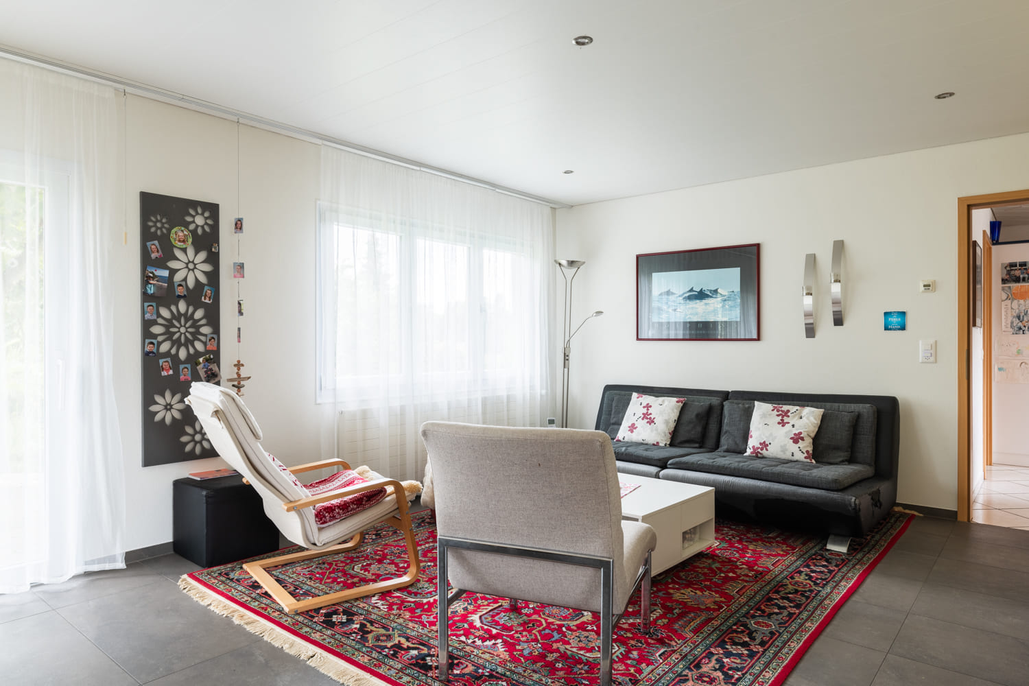Helles Wohnzimmer mit Sitzgruppe