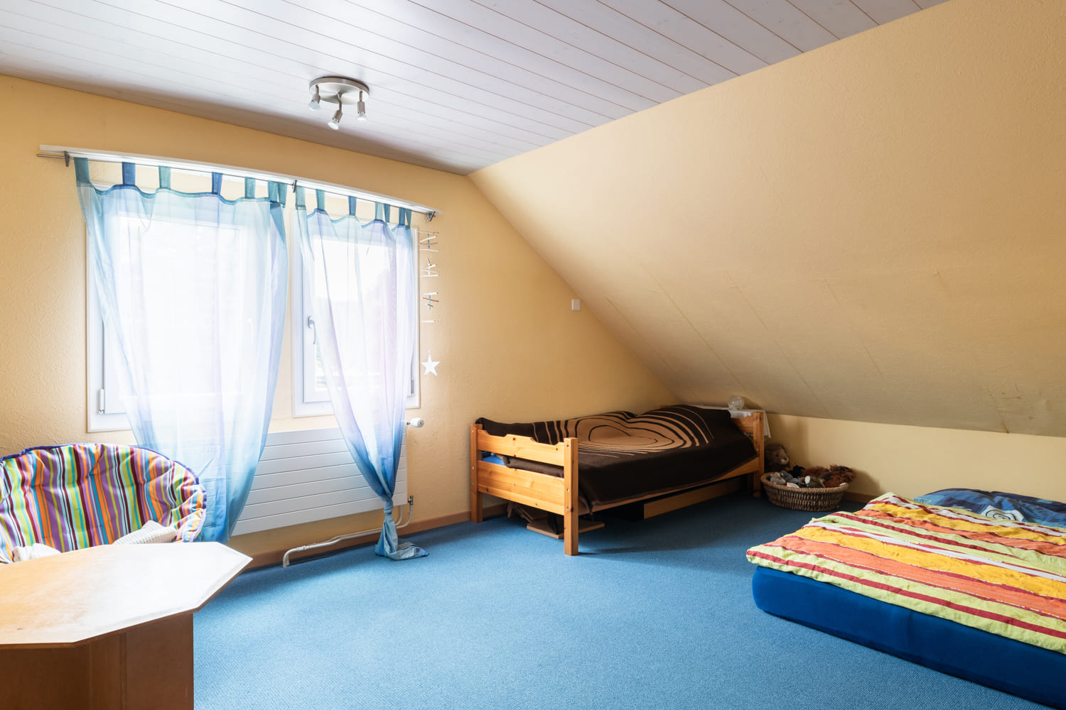 Dachgeschoss-Schlafzimmer mit zwei Betten