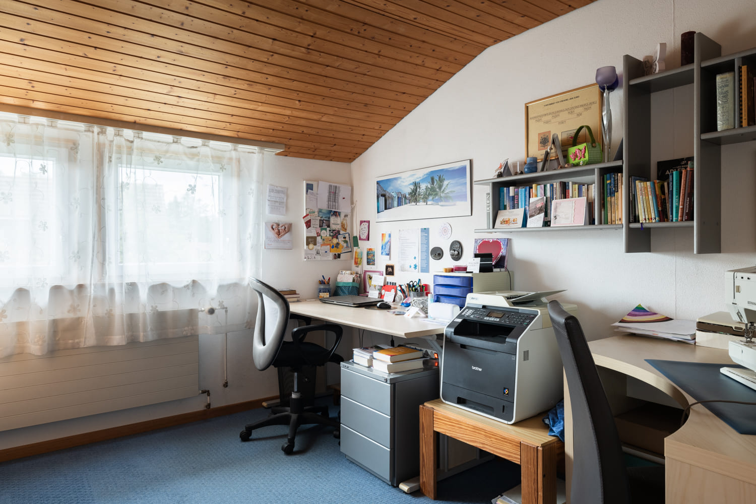 Arbeitszimmer mit Holzdecke