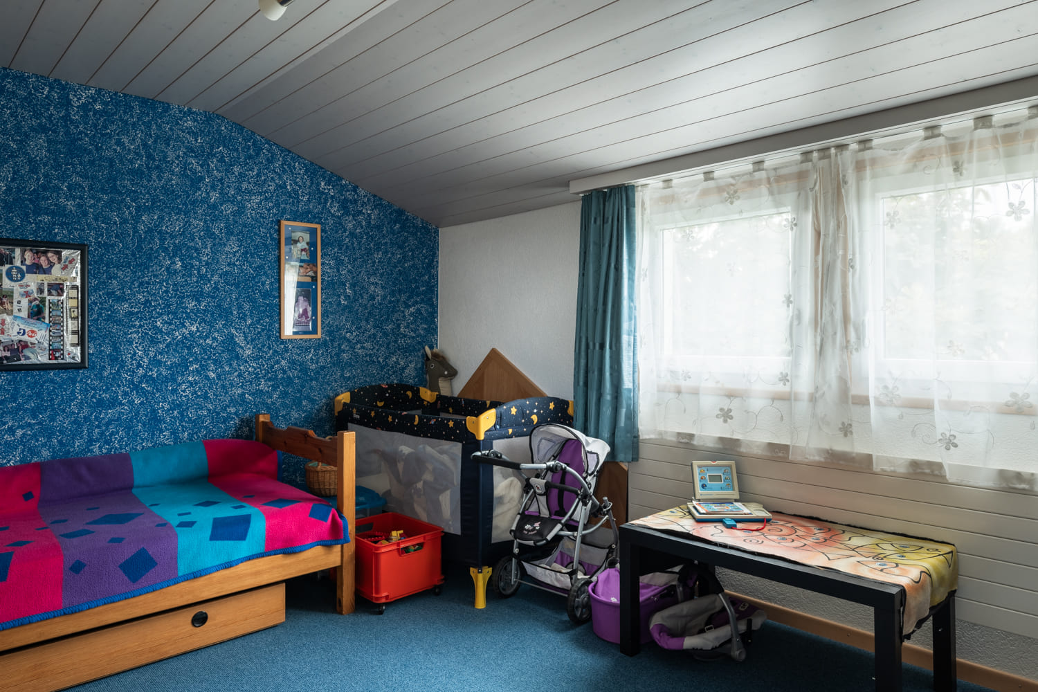 Kinderzimmer mit Fenster und Spielbereich