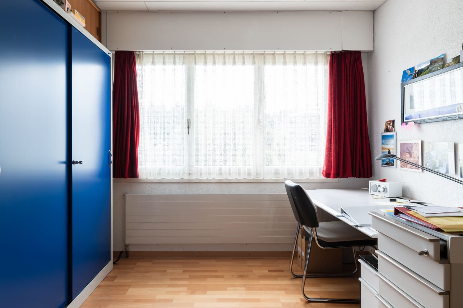 Arbeitszimmer mit Schreibtisch und Kleiderschrank