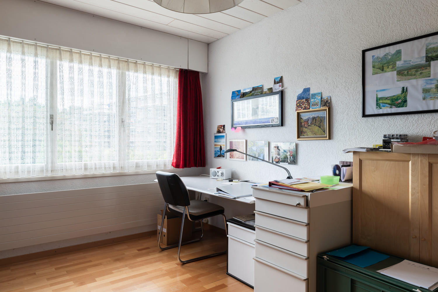 Arbeitszimmer mit Schreibtisch am Fenster