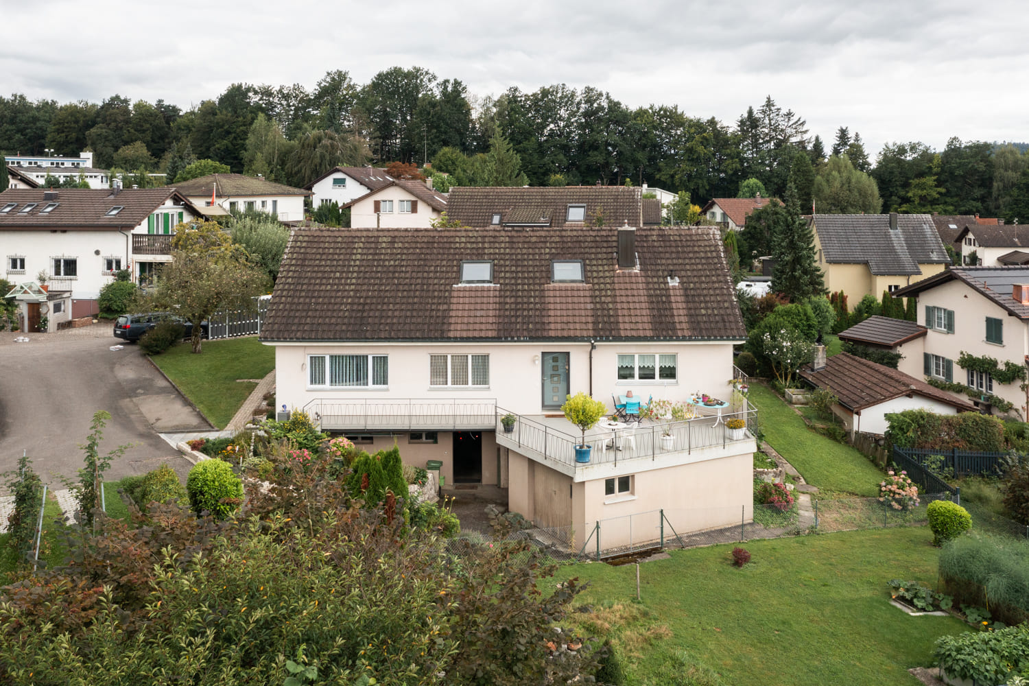 Wohnhaus mit Garten und Balkonansicht