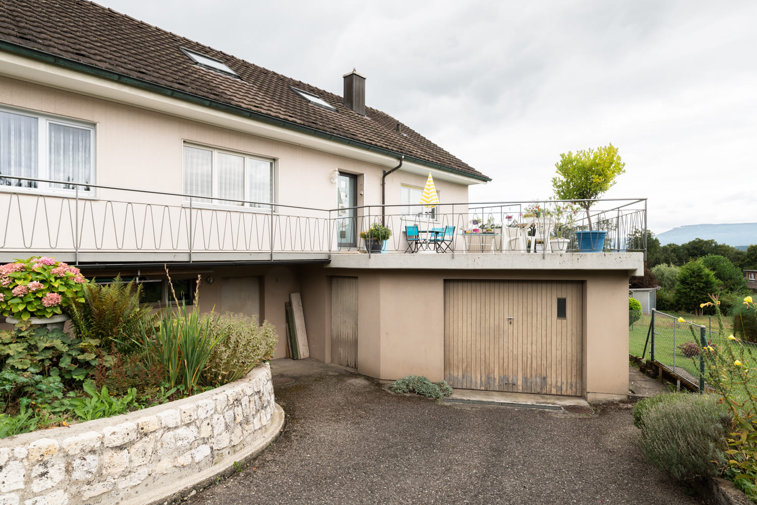 Wohnhaus mit Balkon und Garage