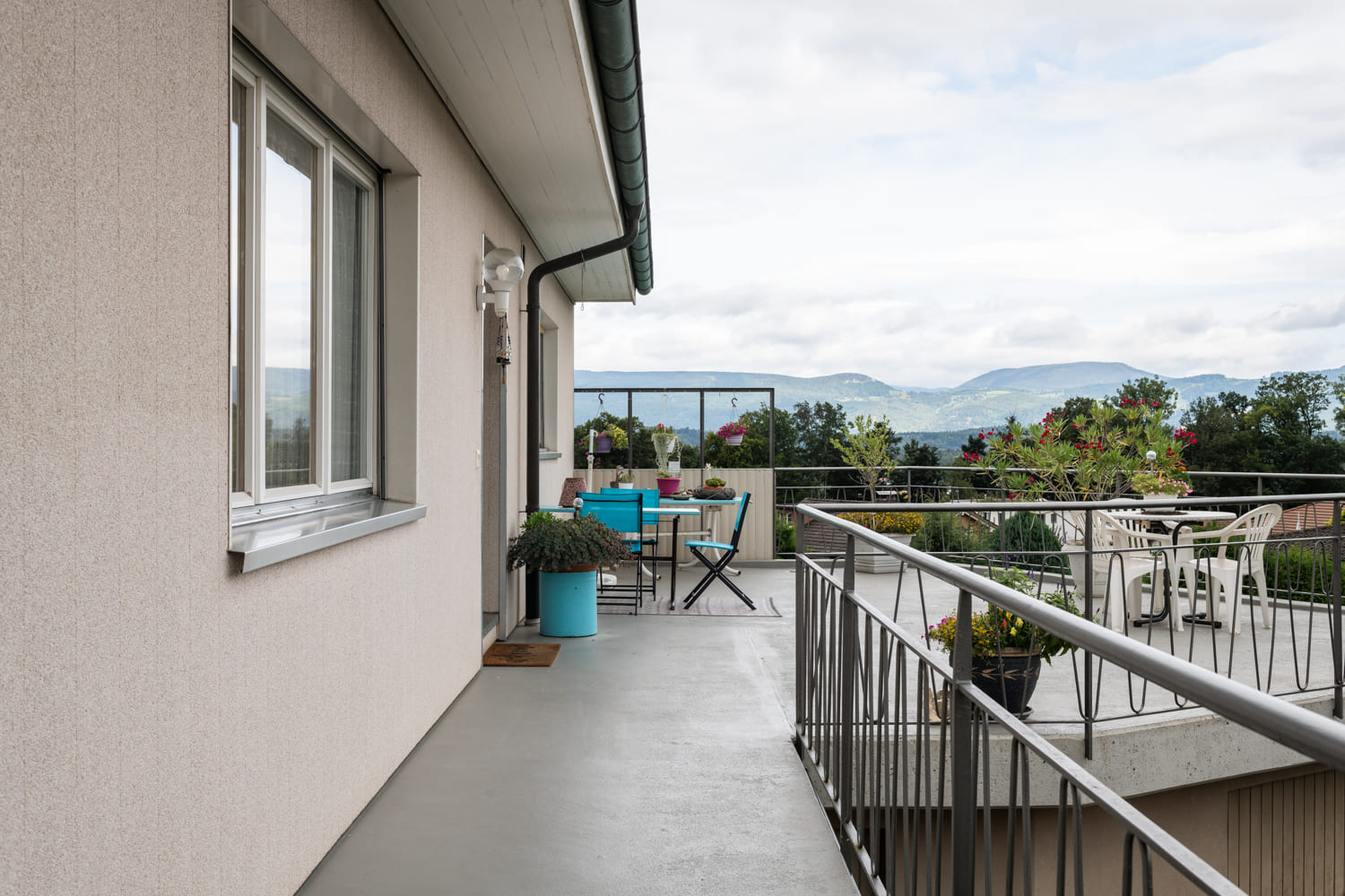 Balkon mit Bergblick