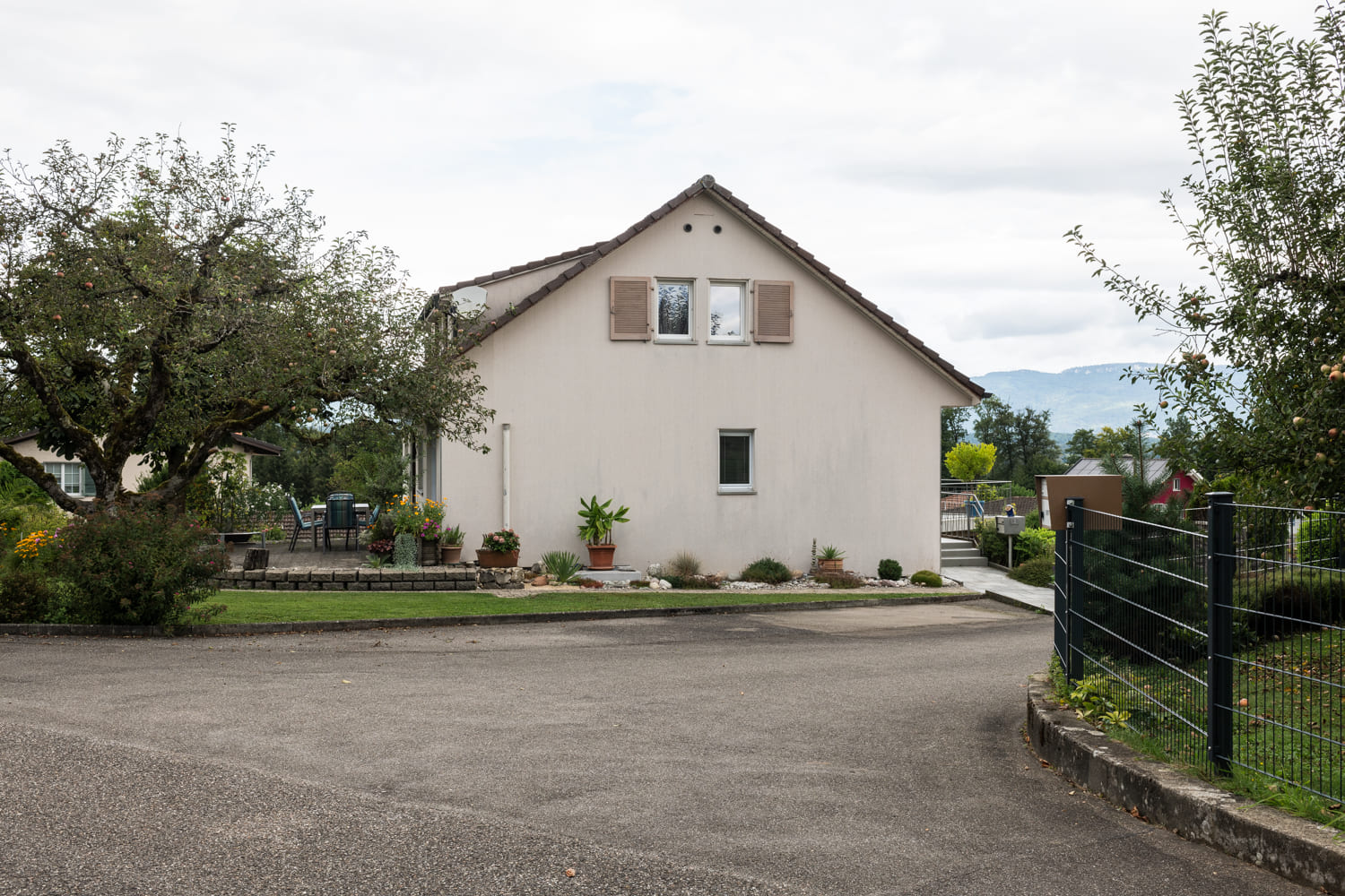 Freistehendes Haus mit Garten
