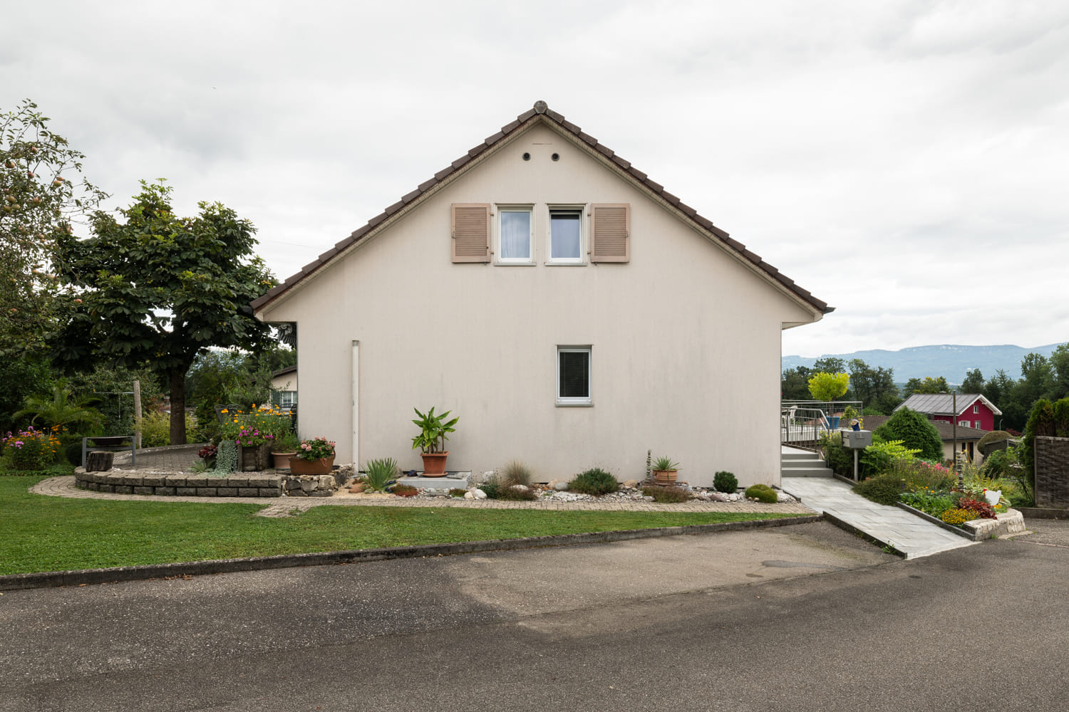 Freistehendes Haus mit Giebeldach und Garten