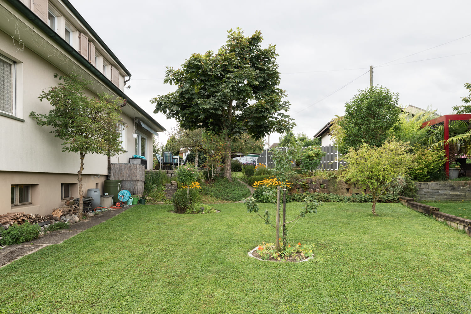 Großer gepflegter Garten mit Hausseite