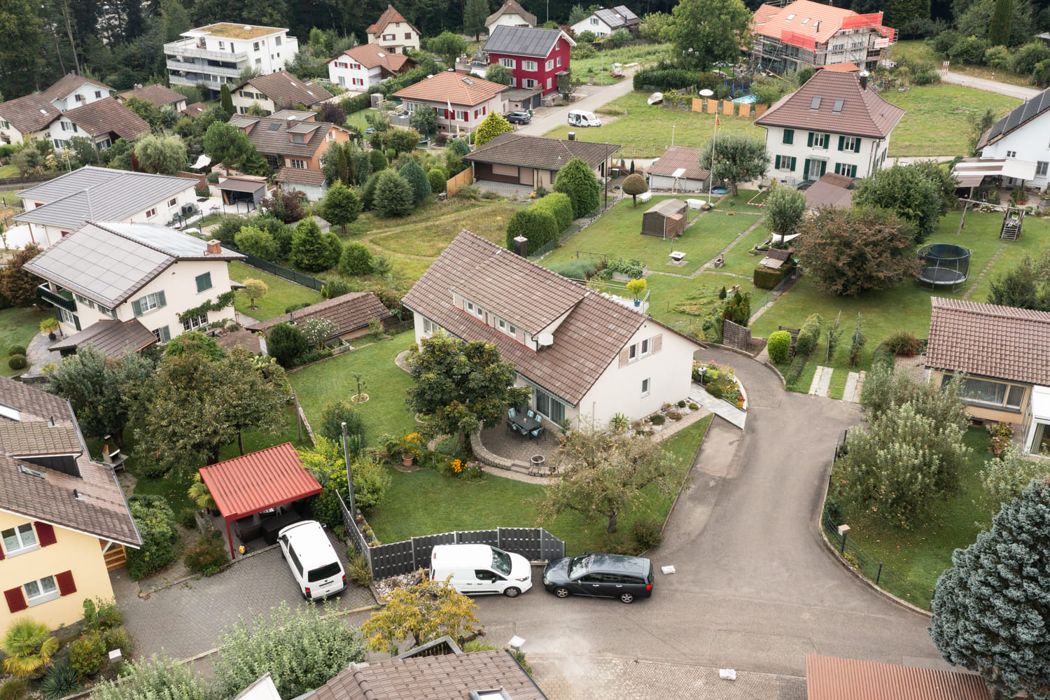 Luftaufnahme einer ruhigen Wohnsiedlung mit Einfamilienhäusern und Gärten