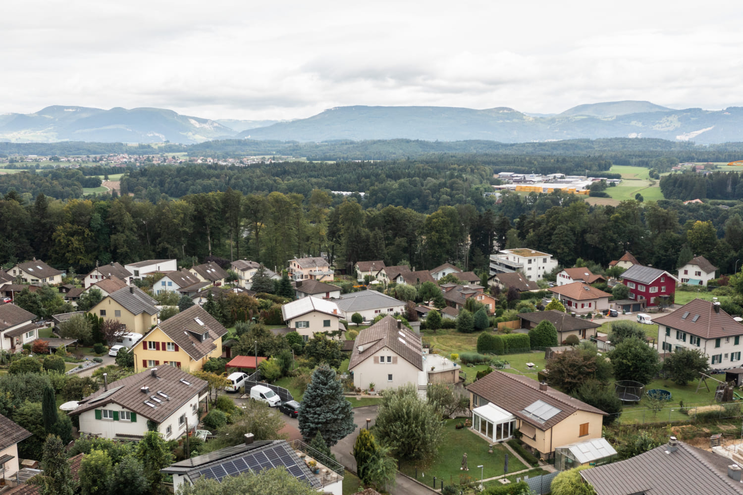 Wohngebiet mit Bergpanorama
