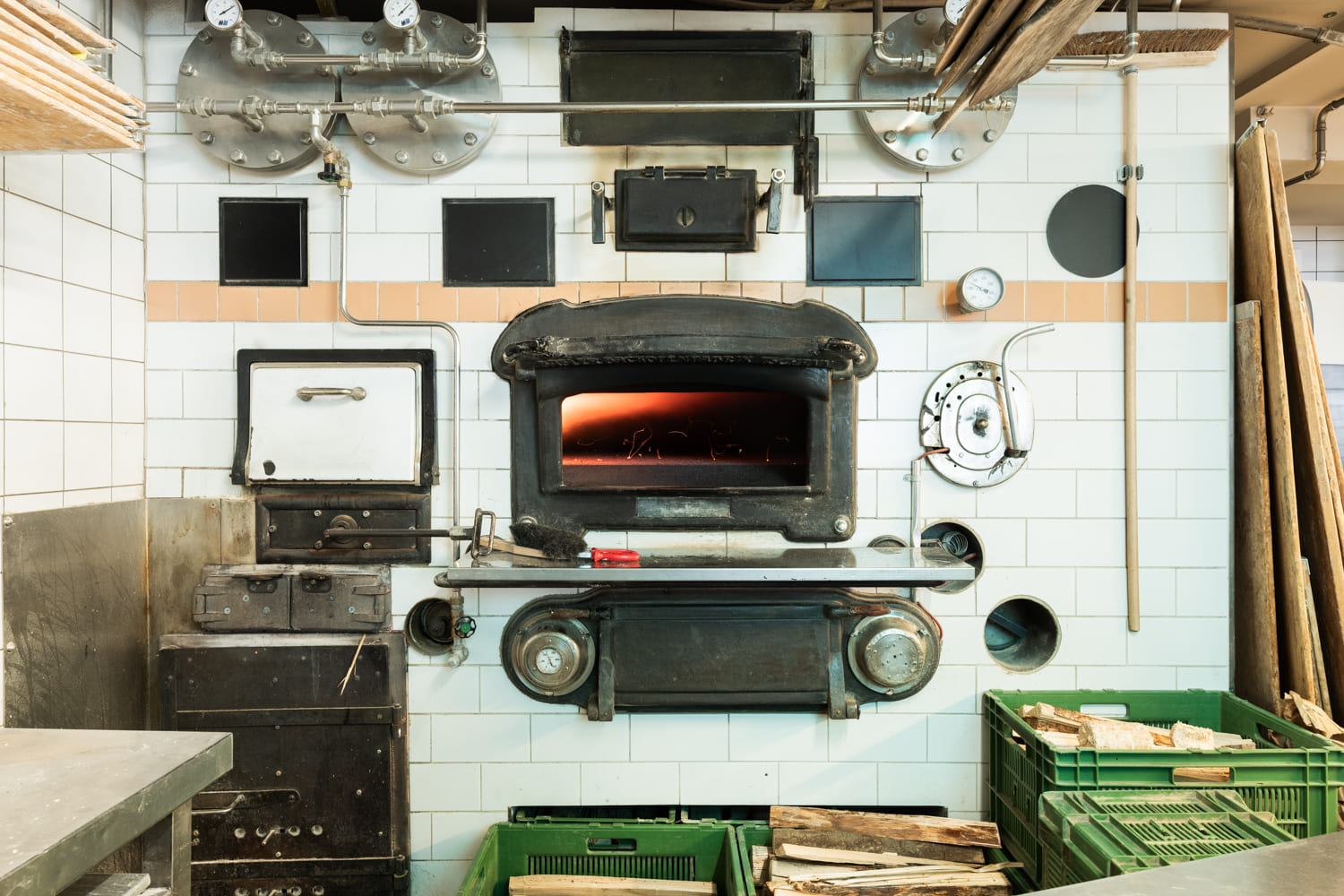 Historischer Ofenraum mit Backofen und Technik