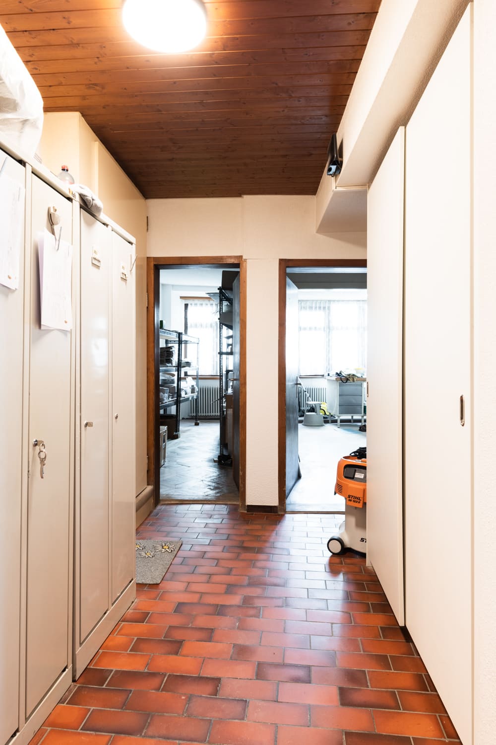 Schmaler Hausflur mit Abstellschränken