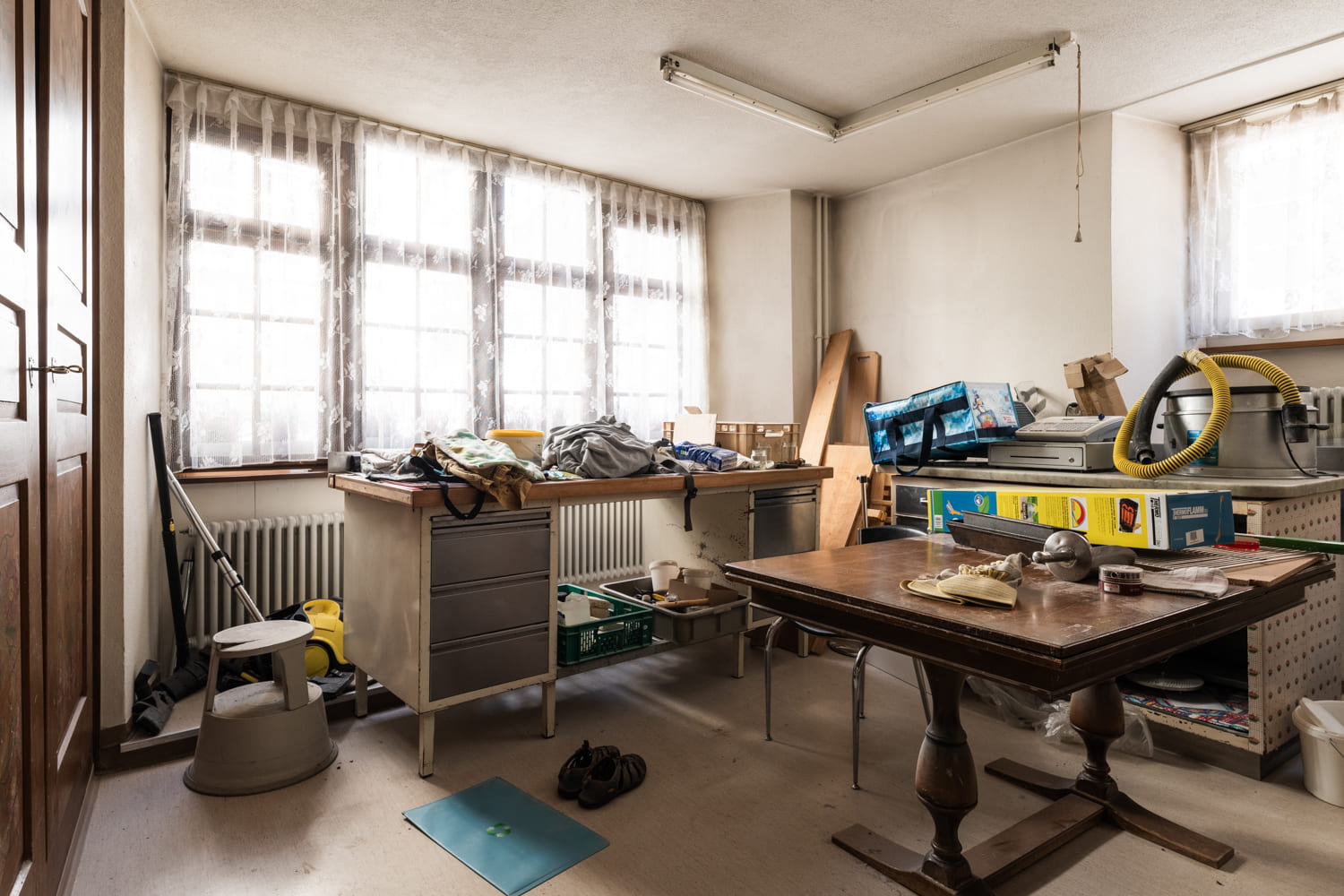 Unordnung in einem Arbeits- bzw. Nebenraum