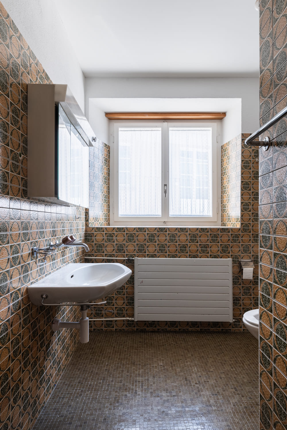 Kleines Badezimmer mit Retro-Fliesen
