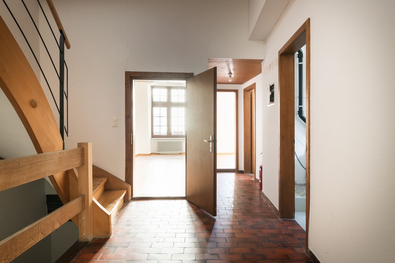 Treppenhaus mit Flur und geöffneten Türen
